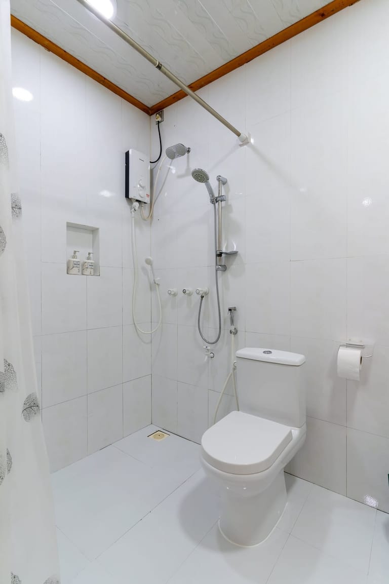 Bathroom 1: electric water heater ensures hot water throughout your stay