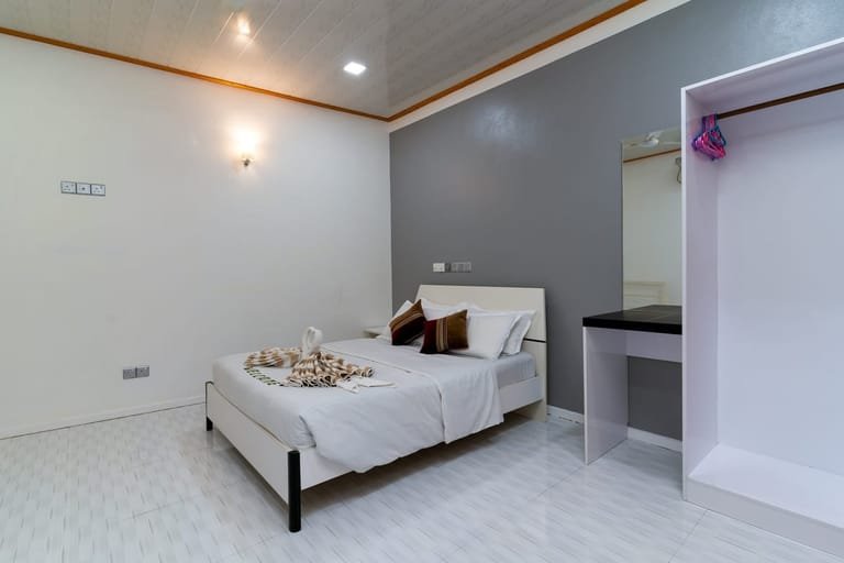 A corner of the second bedroom at Maafolhey Han'dhaan.