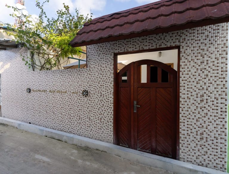 Front entrance of Maafolhey Han'dhaan vacation home in Ukulhas — daytime